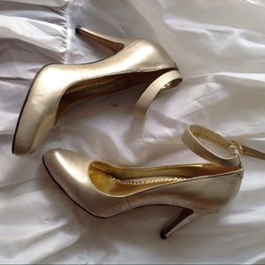 Light gold ankle pumps.